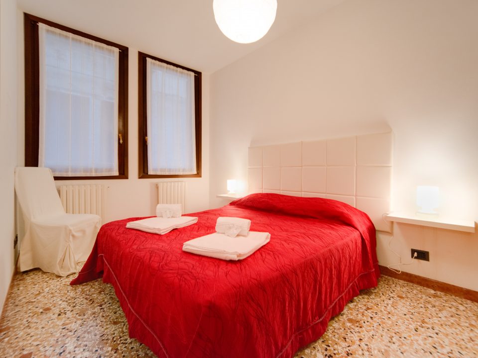 ampia camera da letto appartamento venezia